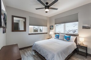 4 bedrooms, desk, iron/ironing board, free WiFi