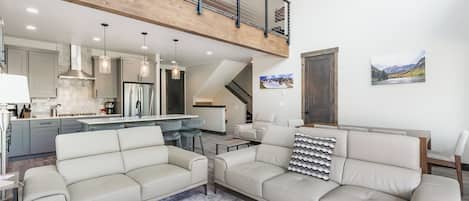Una Smart TV, una chimenea, videojuegos, un futbolín