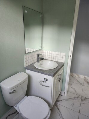 Toallas, jabón, papel de baño 