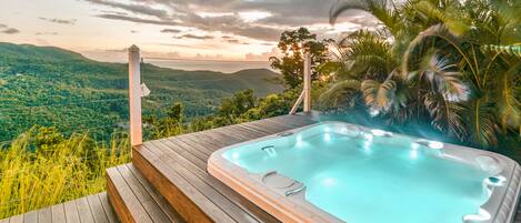 Outdoor spa tub
