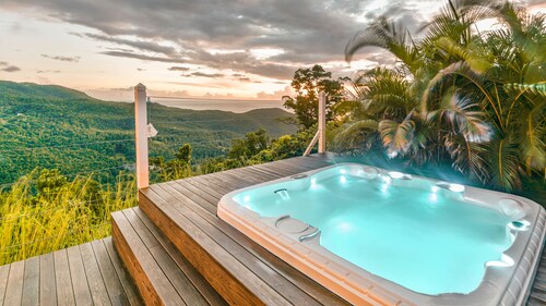 Charming two-bedroom house with sea and mountain views and private jacuzzi