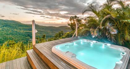 Charming two-bedroom house with sea and mountain views and private jacuzzi