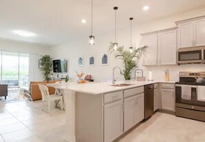 Fridge, microwave, oven, stovetop - 3min walk to Water Park - Champion's Gate Amenity (Kissimmee)