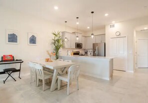 Dining - 3min walk to Water Park - Champion's Gate Amenity (Kissimmee)