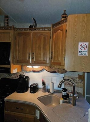 Private kitchen - Spacious Clean RV Camper (Palm Bay)