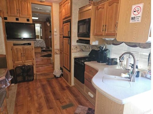 Spacious Clean RV Camper