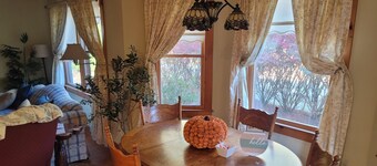 Cozy cabin in charming Columbus. Minutes from Equestrian Center, vineyards etc..