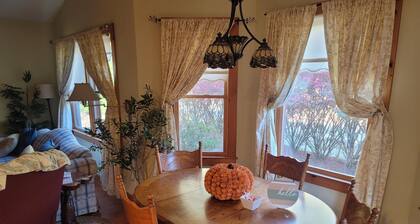 Cozy cabin in charming Columbus. Minutes from Equestrian Center, vineyards etc..