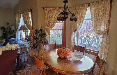 Cozy cabin in charming Columbus. Minutes from Equestrian Center, vineyards etc..