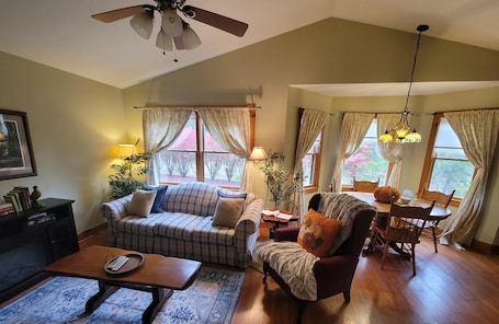 Smart TV, fireplace. Cozy cabin in charming Columbus. Minutes from Equestrian Center, vineyards etc..