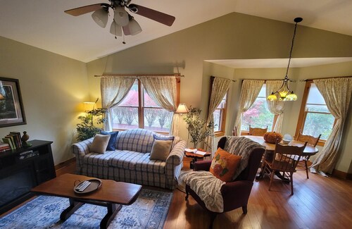 Cozy cabin in charming Columbus. Minutes from Equestrian Center, vineyards etc..