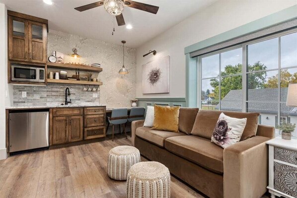 Smart TV, fireplace