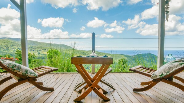 Terrace/patio - Charming wooden house with private Jacuzzi and breathtaking views (Pointe-Noire)