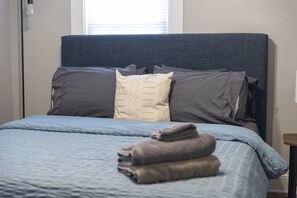 2 habitaciones, escritorio y tabla de planchar con plancha 