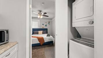 2 bilik tidur, meja, seterika/papan seterika, katil bayi mudah alih