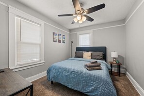 2 Schlafzimmer, Schreibtisch, Bügeleisen/Bügelbrett, Reisekinderbett