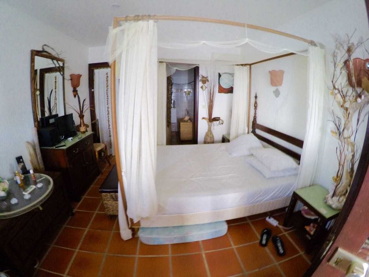 Traditional Apartment | Premium bedding, individually decorated, blackout drapes