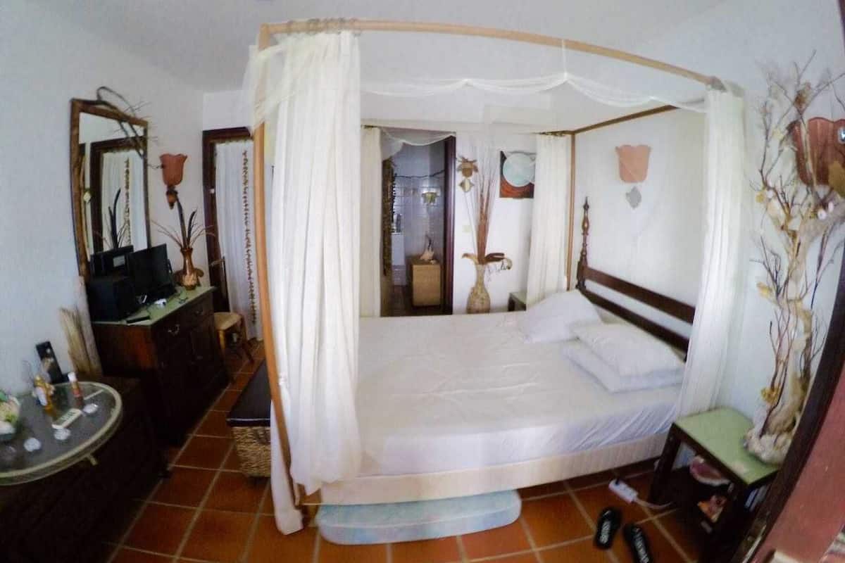 Apartamento tradicional | Ropa de cama de alta calidad, decoración individual, cortinas opacas