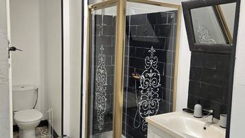 Een haardroger, handdoeken, zeep, toiletpapier