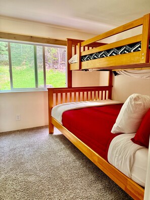 2 bedrooms, WiFi, bed sheets - Atlas Retreat: Hot Tub, Sauna, Cold Plunge (Sagle)