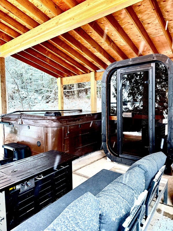 Terrace/patio - Atlas Retreat Hot Tub Sauna Cold Plunge (Sagle)