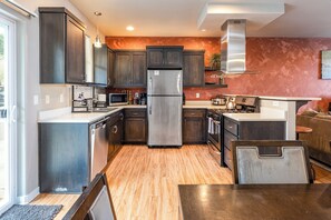 Refrigerador, microondas, horno, placa de cocina