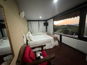 Rom – classic, byutsikt | Strykejern/-brett og wi-fi (inkludert)