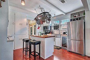 Fridge, microwave, oven, stovetop - Waterfront 4 bedroom, 31/2 bath Beach House in beautiful Orange Beach
Sleeps 12 (Orange Beach)