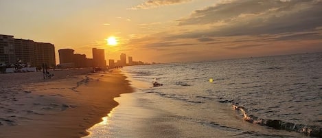 Una playa cerca, sillas reclinables de playa