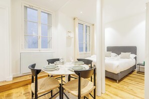 Apartment | Dining - Cosy Apartment - 1br/4p - Near Champs-elysees (Paris)