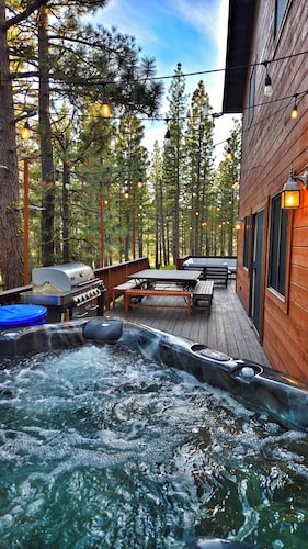 WhereGroupsGather:Sleeps10•HotTub•FirePit•GameYard