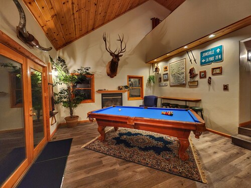 WhereGroupsGather:Sleeps10•HotTub•FirePit•GameYard