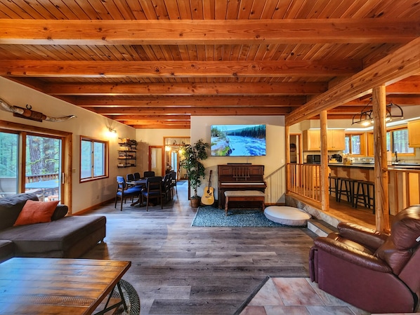 Smart TV, fireplace, books, stereo - Group Travel - Full Kitchen - Hot Tub - Game Room - Spacious Deck + Dogs! (Portola)