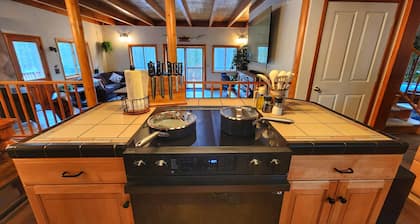 Group Travel - Full Kitchen - Hot Tub - Game Room - Spacious Deck + Dogs!
