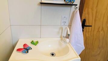 Haartrockner, Handtücher, Seife, Toilettenpapier