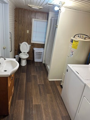 Serviettes fournies, papier toilette