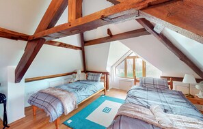 2 bedrooms, travel crib, free WiFi, bed sheets