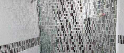 Serviettes fournies, savon, papier de toilette