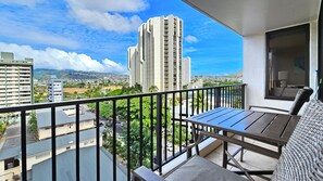 Outdoor dining - WB 1011 T2 A Charming 1-bedroom apartment with AC, WiFi in awesome Honolulu (Honolulu)