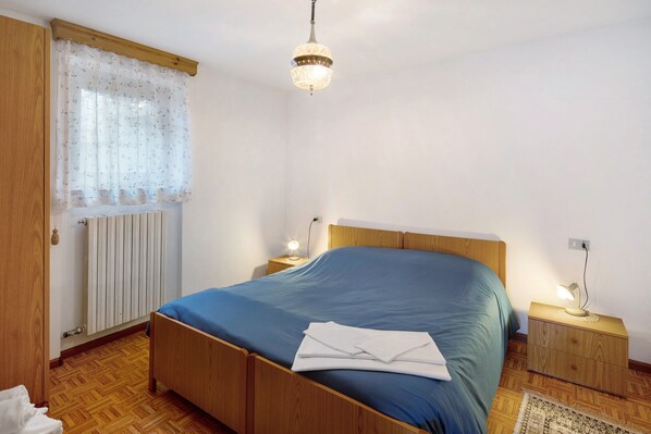 2 bedrooms, iron/ironing board, bed sheets, wheelchair access