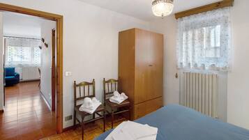 2 bedrooms, iron/ironing board, bed sheets, wheelchair access