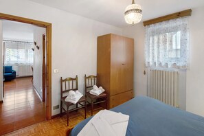 2 bedrooms, iron/ironing board, bed sheets, wheelchair access