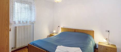 2 habitaciones, tabla de planchar con plancha y ropa de cama