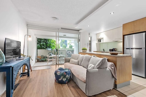 Hustle & Bustle! 2 Bed/1Bath/1Car/Pool ~ Teneriffe