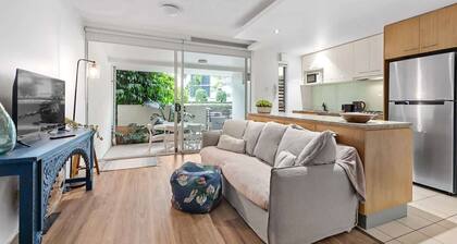 Hustle & Bustle! 2 Bed/1Bath/1Car/Pool ~ Teneriffe