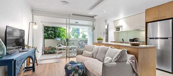 Hustle & Bustle! 2 Bed/1Bath/1Car/Pool ~ Teneriffe