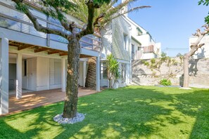 Exterior - Holiday Home 'La Maison De Port Lin' with Private Terrace, Private Garden and Wi-Fi (Le Croisic)