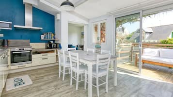 Kylskåp, mikrovågsugn, ugn och spishäll