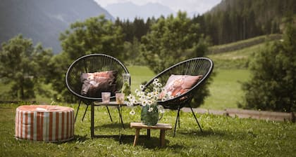 Ferienwohnung 'Pfaffingerhof Dolce Wood' mit Bergblick, Gemeinschaftsgarten und Wi-Fi