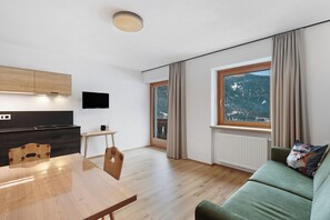 Una televisión, una mesa de tenis de mesa